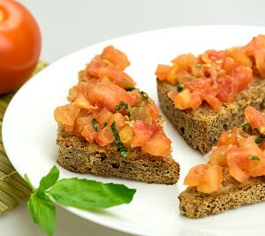 Bruschete cu rosii – vegan