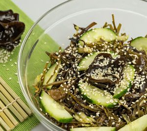 Salata asiatica cu urechi de lemn – raw