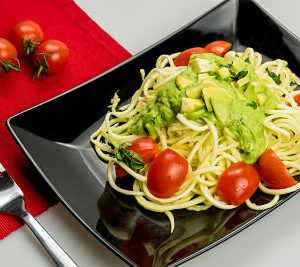 Spaghetti cu avocado si rosii cherry – raw