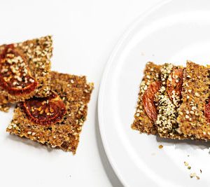 Pâine – Crackers seminţe de cânepă şi roşii – raw (1)_opt