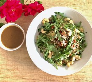 Salată cu quinoa, caju şi roşii deshidratate + sos balsamic – raw