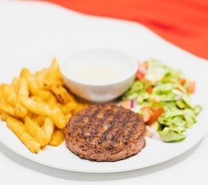 Beyond Meat (proteină de mazăre) cu cartofi din ţelină şi salată – sos caju si mustar – vegan