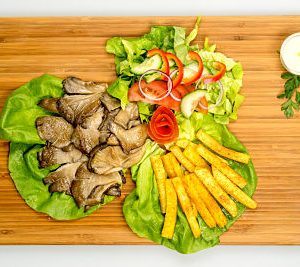 Grill pleurotus cu “cartofi din ţelină” şi salată + sos caju si mustar