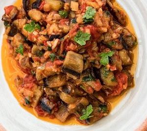 mancare-de-vinete-cu-rosii-si-susturoi-b (1)