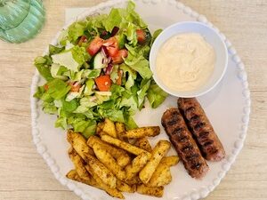 Carnaciori vegani cu telina si salata