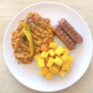 Carnaciori vegani cu varza la cuptor si mamaliguta