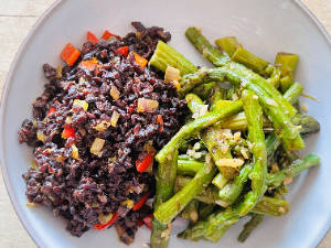 Sparanghel cu orez negru