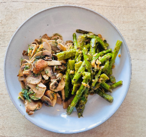 Sparanghel cu ciuperci champignon