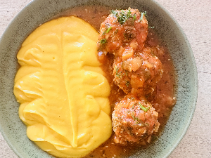 Chiftelute la cuptor cu sos marinar si piure de pastarnac